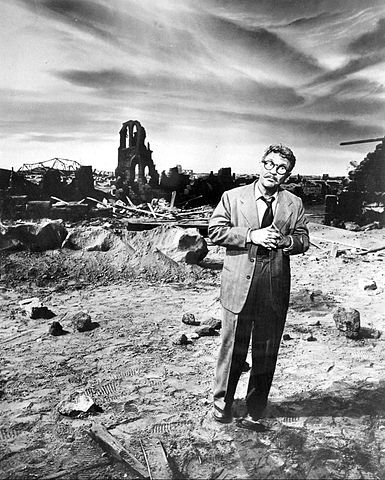 https://commons.wikimedia.org/wiki/File:Burgess_Meredith_Twilight_Zone_1960.jpg