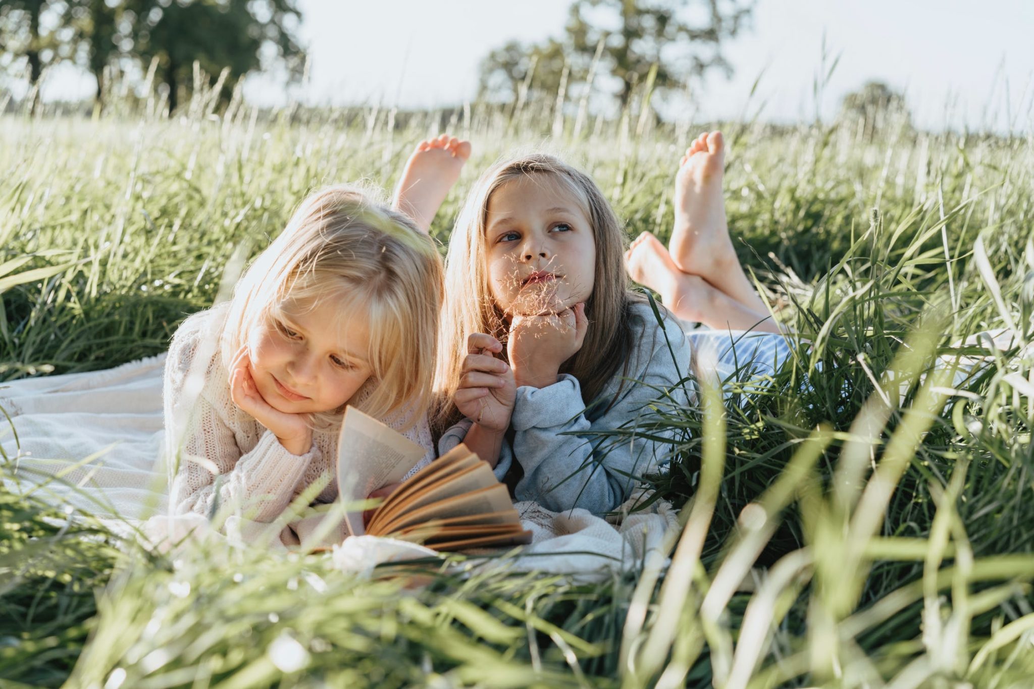 children reading outside